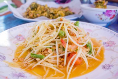Baharatlı papaya salatası (Som Tam): Tayland 'ın geleneksel yiyeceği