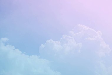 Beyaz bulutlu mavi gökyüzü renk filtresi