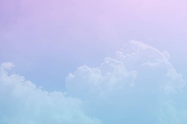 Beyaz bulutlu mavi gökyüzü renk filtresi