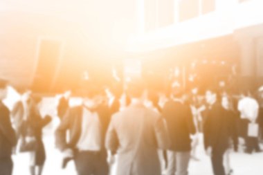 Yumuşak güneş ışığı olan soyut, bulanık iş adamı ve kadın topluluğu