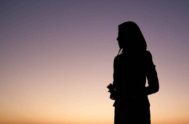 Soyut arkaplanda iş kadını silueti