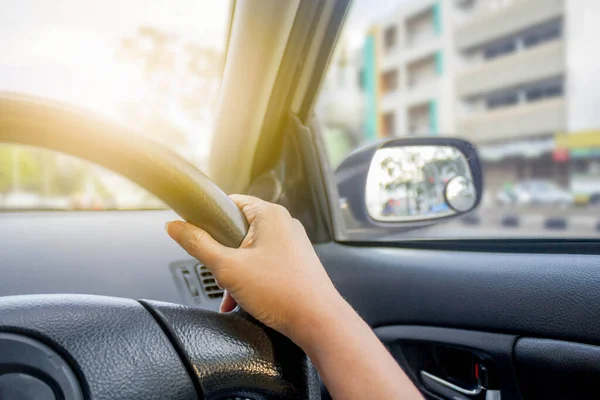 Χέρι Της Γυναίκας Οδήγηση Αυτοκινήτου Στο Δρόμο Απαλό Φως Του — Φωτογραφία Αρχείου