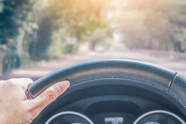 Χέρι Της Γυναίκας Οδήγηση Αυτοκινήτου Στο Δρόμο Της Φύσης — Φωτογραφία Αρχείου