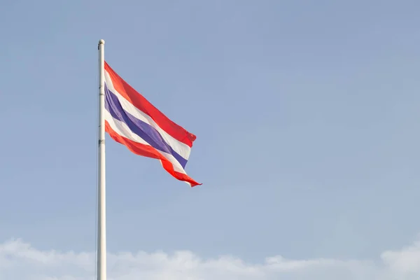 Machając Tajską Flagą Błękitnym Niebie Białej Chmurze — Zdjęcie stockowe