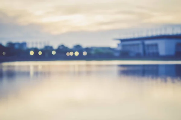 Wazige Achtergrond Van Stadskantoor Gebouw Met Bokeh Licht Water Reflectie — Stockfoto