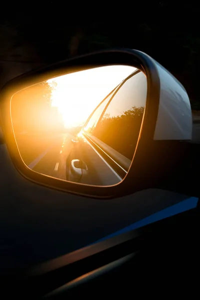 Araba Yan Aynası Yol Üzerinde Güneş Işığı Ile — Stok fotoğraf