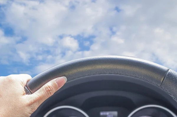 Hand Der Autofahrerin Auf Verschwommenem Blauem Himmel Weißer Wolkenhintergrund — Stockfoto