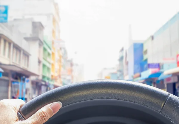 Χέρι Της Γυναίκας Οδήγηση Αυτοκινήτου Θολή Δρόμο Της Πόλης — Φωτογραφία Αρχείου