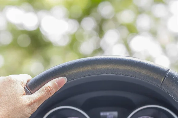 Hand Einer Autofahrerin Auf Abstrakter Natur Bokeh Unschärfe Hintergrund — Stockfoto