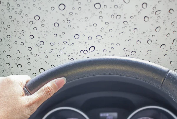Ręka Kobiety Jazdy Samochodem Abstrakcyjną Kroplą Wody Lustrze — Zdjęcie stockowe