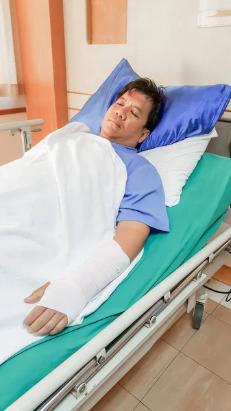 病院のベッドに横になって手術後青い服を着た患者 — ストック写真