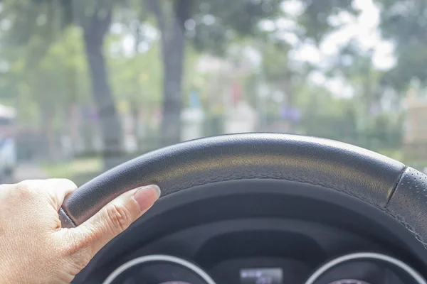 Hand Einer Autofahrerin Auf Der Naturstraße — Stockfoto