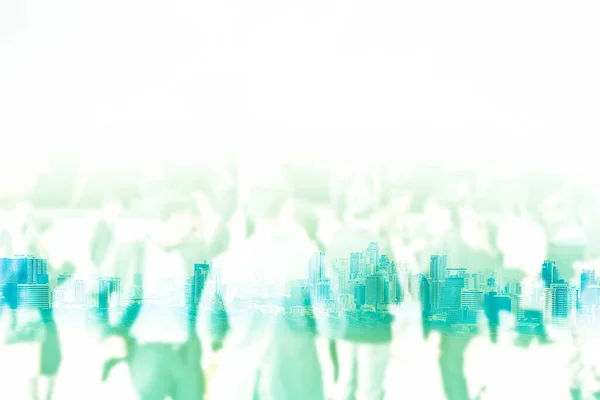 城市建筑背景下的商人和妇女在色彩滤镜中的模糊人群 — 图库照片