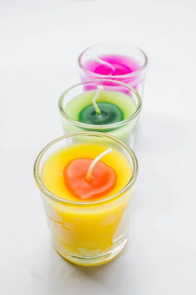 白底玻璃杯中的芳香疗法色彩艳丽的蜡烛 — 图库照片