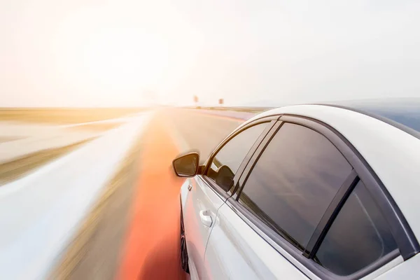 Coche Nuevo Blanco Camino Carretera Con Luz Del Sol Foto —  Fotos de Stock