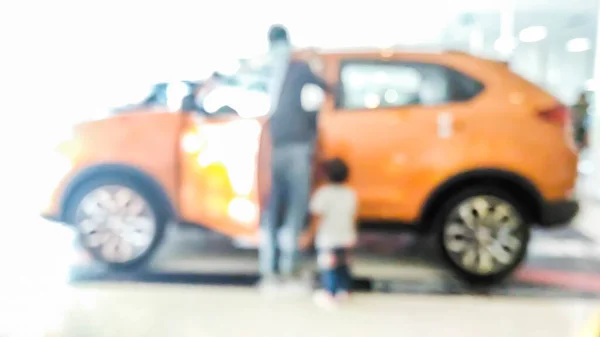 Uomo Sfocato Auto Aperta Con Figlio Uso Sfondo — Foto Stock