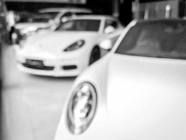 Voiture Floue Sur Showroom Noir Blanc — Photo