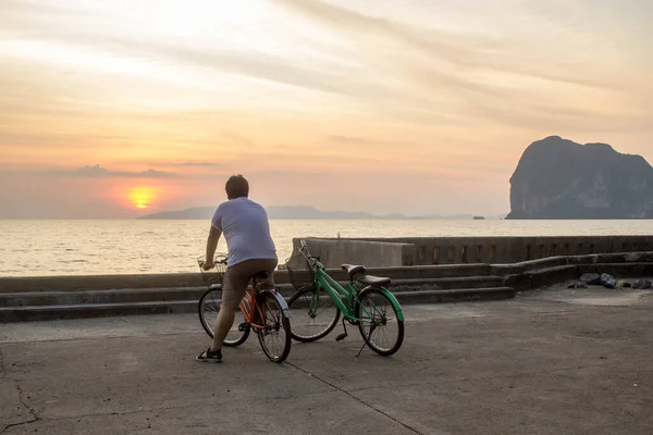 Dicker Asiatischer Mann Auf Dem Fahrrad Pakmeng Strand Trang Thailand — Stockfoto
