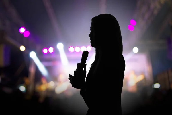 Silueta Cantante Femenina Sobre Fondo Abstracto Banda Música — Foto de Stock