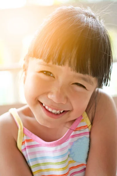 Gadis Kecil Asia Yang Bahagia Tersenyum Dengan Sinar Matahari Lembut — Stok Foto