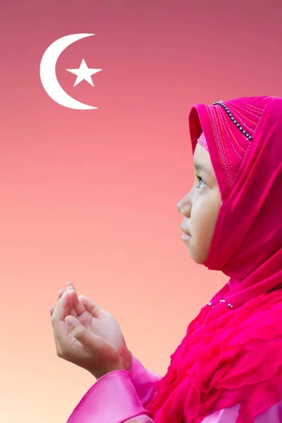 Gadis Kecil Muslim Asia Berhijab Merah Muda Berdoa Latar Belakang — Stok Foto