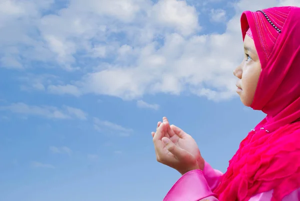 Gadis Kecil Muslim Asia Berhijab Merah Muda Berdoa Langit Biru — Stok Foto