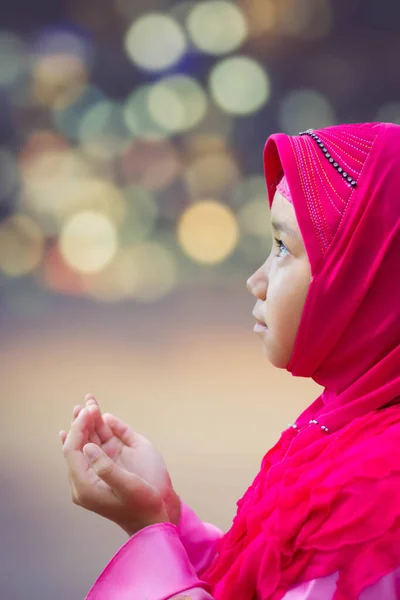 Pembe Tesettürlü Küçük Asyalı Müslüman Kız Müslüman Scraft Bulanık Bokeh — Stok fotoğraf