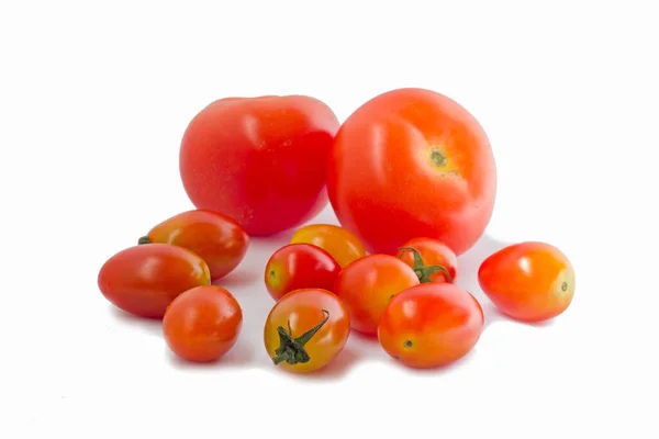 Frische Tomaten Und Kirschtomaten Isoliert Auf Weißem Hintergrund — Stockfoto