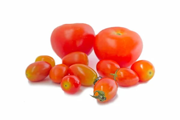 Frische Tomaten Und Kirschtomaten Isoliert Auf Weißem Hintergrund — Stockfoto