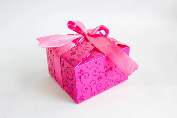 Ροζ Κουτί Δώρου Κορδέλα Λευκό Φόντο — Φωτογραφία Αρχείου