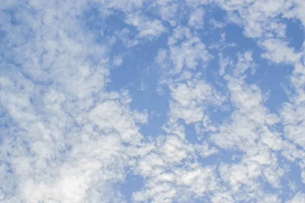 Blauer Himmel Und Weiße Wolken Verschwimmen Hintergrund — Stockfoto