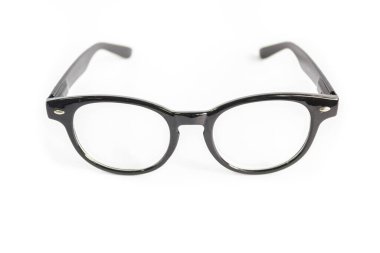 beyaz arkaplanda siyah gözlük