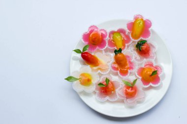 Kanom Bak Choup jöleli (kanom woon look choup): Yeşilden yapılan Tayland geleneksel tatlısı, hindistan cevizi sütü, şeker ve meyve şeklinde jöle