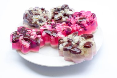 Çiçek şeklinde jöle: Şeker, jelatin ve tahıllı hindistan cevizi sütünden yapılan geleneksel Tayland tatlısı