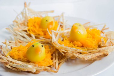 Kanom bak Choup: Kızarmış taro yuvasında kuş şeklinde Tayland geleneksel tatlısı