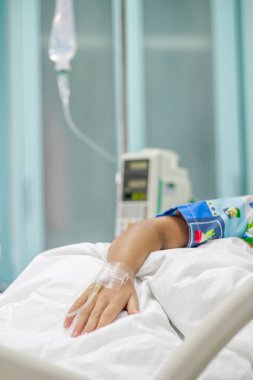 Hasta kız salin solüsyonuyla hastanede yatıyor.