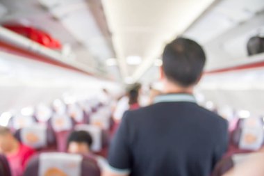 Uçakta yürüyen bulanık yolcu.