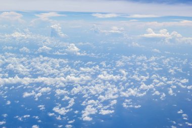 kabarık beyaz bulutlu yüksek çözünürlüklü gökdelen