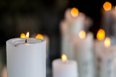 Beyaz mum ışığını kapat