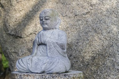 Buda heykeli Kore 'deki doğal kayanın üzerinde.