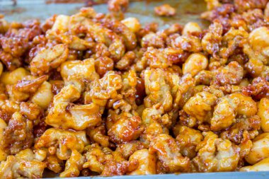 Piyasada soslu Kore usulü kızarmış tavuk.