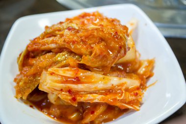 Kimchi - Beyaz tabakta Kore mezesi