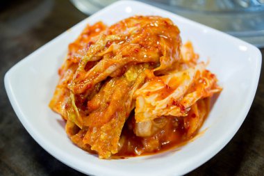 Kimchi - Beyaz tabakta Kore mezesi