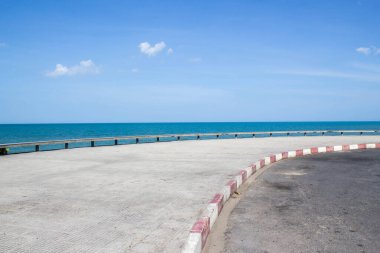Kumsalda yol kenarında mavi gökyüzü