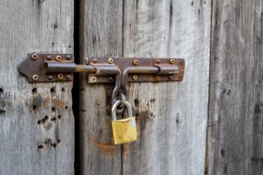 Köhne ahşap arka planlı eski kırsal kilit ve anahtar mısra