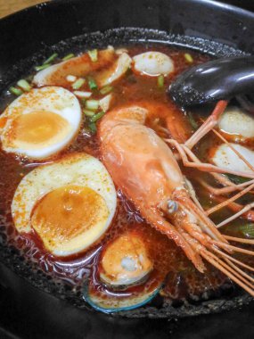Tom Yam Koong ile şehriye: Tayland popüler geleneksel yemeği