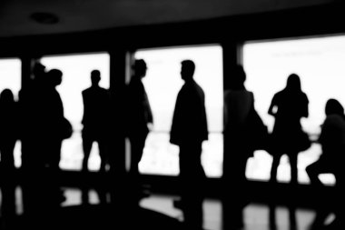 ofiste iş adamlarının silueti