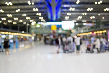 Havaalanında bavul taşıyan bulanık insanlar: arka plan kullanımı için