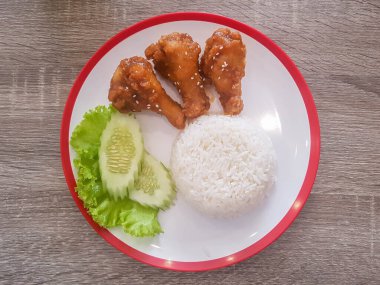 Tahta tabakta beyaz pirinçli kızarmış tavuk.