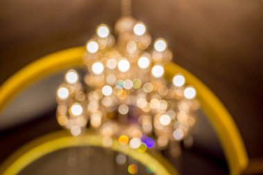 Alışveriş merkezinde ya da salonda soyut, bulanık bir avize.